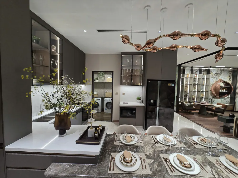 Đảo bếp đá và đèn thả điêu khắc, The Privé